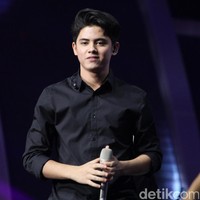 Aliando Syarief merupakan artis muda yang tak kalah populer dari Stefan William. Sinetron anak muda berjudul Ganteng Ganteng Serigala lah yang mempopulerkan sosok pria 20 tahun ini. Tak hanya piawai berakting, Alliando juga mahir di dunia tarik suara. Dia pernah merilis album bersama grup musik The Freaks yang terdiri dari: Nikita Willy, Calvin Jeremy, Teuku Rassya, Agnez Mo dan dirinya. Foto: Ismail/detikHOT