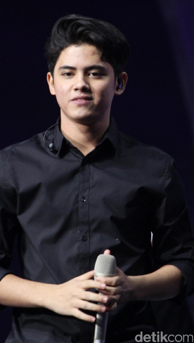 Aliando Syarief merupakan artis muda yang tak kalah populer dari Stefan William. Sinetron anak muda berjudul Ganteng Ganteng Serigala lah yang mempopulerkan sosok pria 20 tahun ini. Tak hanya piawai berakting, Alliando juga mahir di dunia tarik suara. Dia pernah merilis album bersama grup musik The Freaks yang terdiri dari: Nikita Willy, Calvin Jeremy, Teuku Rassya, Agnez Mo dan dirinya. Foto: Ismail/detikHOT