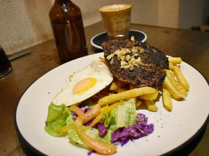 Coffee Smith: Enaknya Menikmati Kopi Filter Flores dengan Chicken Steak Bumbu Kopi