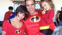 Jessica Alba tampak mengunggah kembali fotonya bersama sang suami, Cash Warren dan buah hatinya dalam kostum The Incredibles. (Dok. Instagram/jessicaalba)
