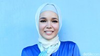 Ia terlihat memesona dengan hijab dan busana biru. Pool/Palevi S/detikFoto.