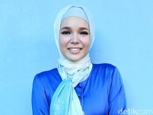 Muach...Mesranya Ciuman Suami untuk Dewi Sandra