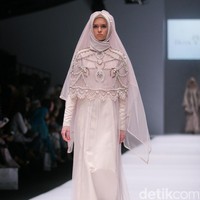 Busana Karya brand Irna Laperle by Irna Mutiara. Jakarta Fashion Week 2017 di Senayan City. Jakarta. [Foto: Mohammad Abduh/Wolipop]