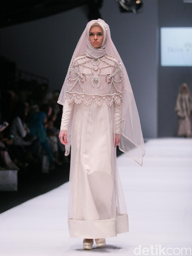 Busana Karya brand Irna Laperle by Irna Mutiara. Jakarta Fashion Week 2017 di Senayan City. Jakarta. [Foto: Mohammad Abduh/Wolipop]
