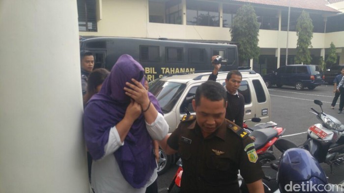 Dituntut 18 Tahun Penjara, Istri Gembong Narkoba Pakistan Menangis