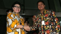 Ketua Komnas HAM Imdadun Rahmat (kanan) berjabat tangan dengan Wakil Ketua KPK Basaria Panjaitan (kiri) usai melakukan pertemuan, Rabu (2/11/2016).