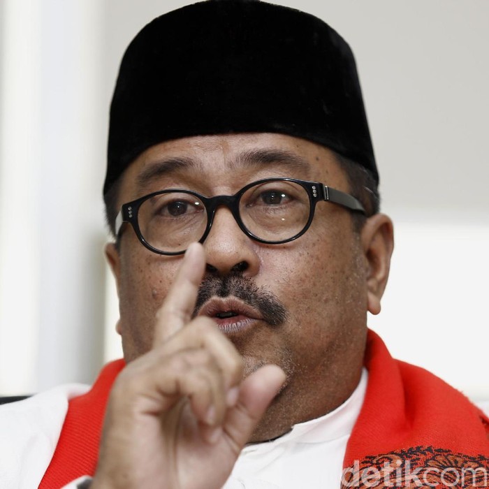 H. Rano Karno, S.I.P (lahir di Jakarta, 8 Oktober 1960; umur 56 tahun) adalah seorang aktor, penyanyi, dan sutradara, Indonesia yang menjabat sebagai Gubernur Banten sejak 12 Agustus 2015. Sebelumnya, ia menjabat sebagai Pelaksana Tugas Gubernur Banten sejak 13 Mei 2014 hingga 12 Agustus 2015 menggantikan Ratu Atut Chosiyah yang dinonaktifkan karena terkait kasus suap pilkada di MK. Ia terkenal pada tahun 1970-an dan 1980-an sebagai aktor melalui sejumlah film seperti Rio Anakku, Gita Cinta dari SMA, dan Taksi, serta sebagai Doel dalam sinetron Si Doel Anak Sekolahan pada tahun 1990-an. Selain aktor, Rano Karno juga dikenal sebagai penyanyi dan sutradara.