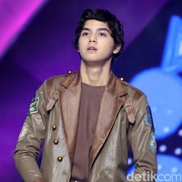 Sejak masih anak-anak, Al Ghazali sudah dikenal publik. Hal itu karena ayah dan ibunya sosok populer di Indonesia yaitu Maia dan Ahmad Dhani. Seiring pertambahan usianya, sosok Al Ghazali mampu meraih popularitas berkat karier bermusiknya bersama adik-adiknya melalui band Lucky Laki. Tampil menonjol sebagai vokalis, Al Ghazali pun dilirik untuk membintangi film dan sejumlah iklan. Foto: Ismail/detikHOT