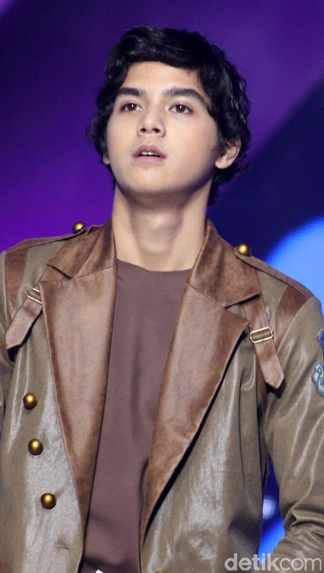 Sejak masih anak-anak, Al Ghazali sudah dikenal publik. Hal itu karena ayah dan ibunya sosok populer di Indonesia yaitu Maia dan Ahmad Dhani. Seiring pertambahan usianya, sosok Al Ghazali mampu meraih popularitas berkat karier bermusiknya bersama adik-adiknya melalui band Lucky Laki. Tampil menonjol sebagai vokalis, Al Ghazali pun dilirik untuk membintangi film dan sejumlah iklan. Foto: Ismail/detikHOT