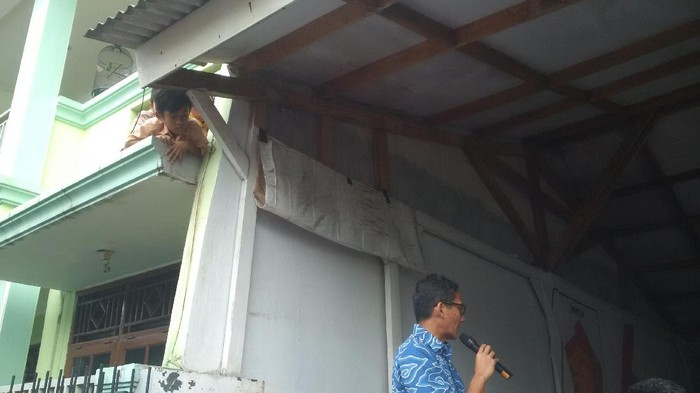 3 Anak di Kembangan Panjat Atap  Rumah  untuk Lihat Sandiaga