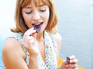 Cokelat Ini Bisa Mengurangi Sakit Perut Saat PMS, Mengandung Apa?