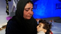 Ia memeluk erak sang putri yang sedang sakit. REUTERS/Zohra Bensemra.