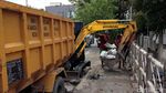 Pembersihan Lumpur di Sungai Surabaya
