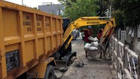 Selain menggunakan linggis serta karung plastik untuk tempat lumpur. Dinas Pekerjaan Umum dan Pematusan Surabaya juga mengerahkan sebuah alat berat backhoe mini untuk mengangkat lumpur ke atas truk.