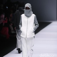 Busana Karya Desainer Rani Hatta mengangkat tema Spring/Summer 2017 Jakarta Fashion Week 2017. Senayan City. Jakarta. [Foto: Mohammad Abduh/Wolipop]