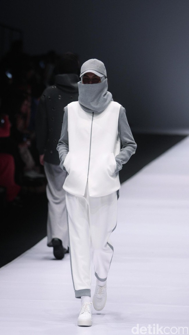 Busana Karya Desainer Rani Hatta mengangkat tema Spring/Summer 2017 Jakarta Fashion Week 2017. Senayan City. Jakarta. [Foto: Mohammad Abduh/Wolipop]