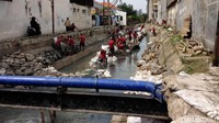 Selama Januari hingga September 2016 sebanyak 42.305 meter kubik lumpur yang dikeruk di seluruh saluran air.