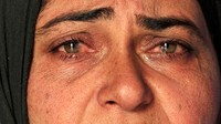 Seorang wanita meluapkan kesedihannya di kamp pengungsian Al Khazar dekat Hassan Sham, sebelah timur Mosul, Irak, pada Rabu (2/11/2016) waktu setempat. REUTERS/Zohra Bensemra.