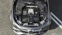 Mesin 4.0-litre twin-turbo V8 yang menghasilkan tenaga sampai 612 daya kuda. Menjadikannya sebagai Mercy E-Class paling kuat. Tenaga itu disalurkan melalui transmisi 9 percepatan AMG SPEEDSHIFT MCT (Multi Clutch Technology) yang digabungkan dengan sistem wet start-off clutch untuk pertama kalinya. Foto: Mercedes-AMG