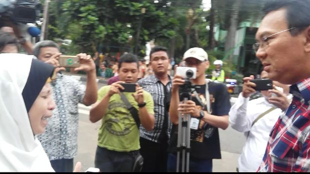 Ibu Ini Hampiri Ahok di Polsek Kebon Jeruk dan Ucapkan Doa