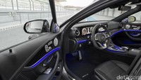 Interior mobil dengan lampu ambient warna biru yang kontras dengan interior mobil. Foto: Mercedes-AMG