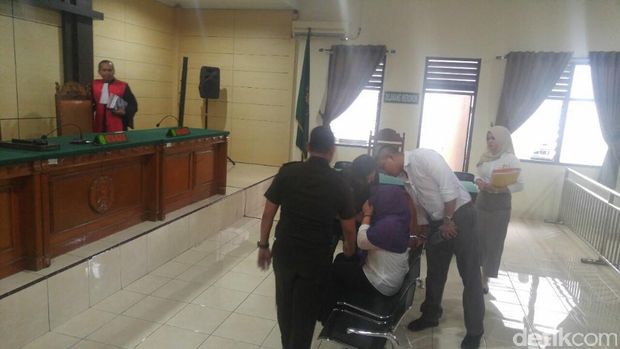  Peni Suprapti terdakwa kasus gudang sabu di Jepara menangis usai mengikuti sidang tuntutan di PN Semarang, Jawa Tengah, Rabu (2/11/2016)