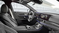 Agar lebih asyik dikendarai, mobil juga mengusung sistem 4MATIC+ all-wheel drive.Foto: Mercedes-AMG