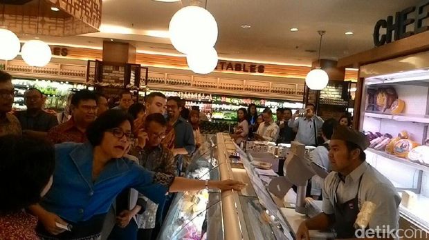 Menkeu Sri Mulyani blusukan di Pacific Place