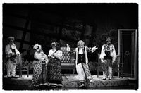 Pentas Teater Koma yang kaya bahasa tubuh, 2015. Foto diolah menjadi hitam putih di piranti lunak.