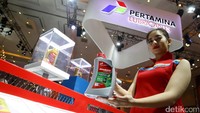Kekentalannya lebih tinggi dari sebelumnya. Kalau yang encer untuk baru-baru itu cocok. Kalau ini 20W-40 untuk motor di atas 5 tahun juga cocok, kata Direktur Sales & Marketing PT Pertamina Lubricants, Andria Nusa di arena Indonesia Motorcycle Show (IMOS) 2016 di Jakarta Convention Center. Foto: Hasan Al Habshy