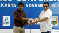 Wakil Ketua V Bidang Kompetisi PP PBVSI Reginald Nelwan (kanan) dan Perwakilan PGN Santiaji Gunawan (kiri) menunjukkan bola saat jumpa pers soal Kejurnas PGN Livoli 2016.