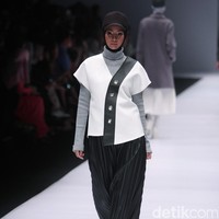 Busana Karya Desainer Rani Hatta mengangkat tema Spring/Summer 2017 Jakarta Fashion Week 2017. Senayan City. Jakarta. [Foto: Mohammad Abduh/Wolipop]