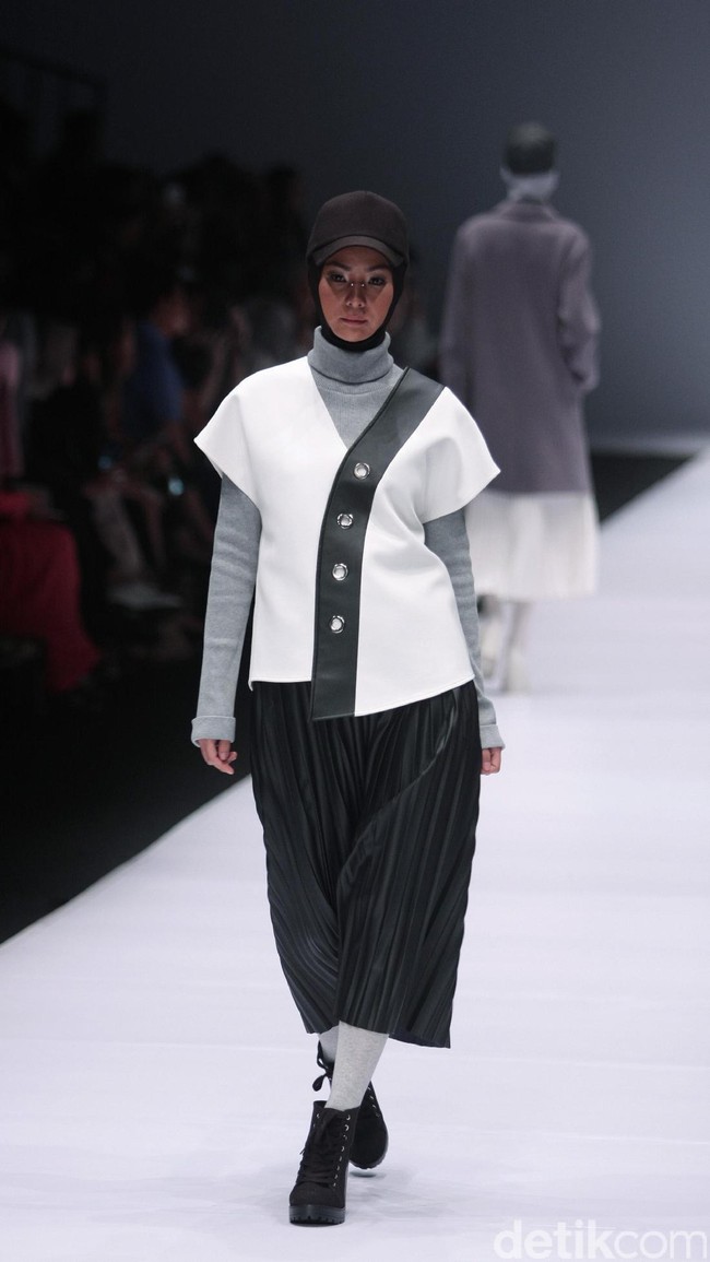 Busana Karya Desainer Rani Hatta mengangkat tema Spring/Summer 2017 Jakarta Fashion Week 2017. Senayan City. Jakarta. [Foto: Mohammad Abduh/Wolipop]