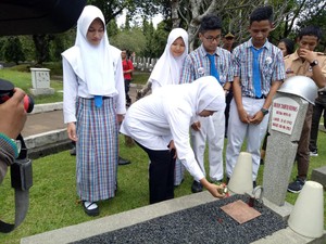 Mensos Ajak 150 Pelajar SMA di Jakarta Ziarah ke TMP Kalibata
