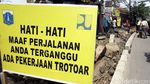 Trotoar Jalan Dewi Sartika Diperlebar