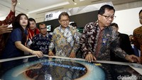 Menkominfo Rudiantara ditemani Direktur Bank BRI Asmawi Syam di acara Indocomtech 2016.