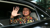 Ketua Komnas HAM Imdadun Rahmat melambaikan tangan dari dalam mobilnya sebelum meninggalkan gedung KPK. Sebelumnya Komnas HAM menyatakan ada penyalahgunaan anggaran oleh salah satu komisionernya. Lembaga pelindung HAM ini meminta bantuan KPK untuk melakukan pengusutan.