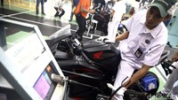 Seorang pekerja melakukan final inspection pada Honda CBR250RR.