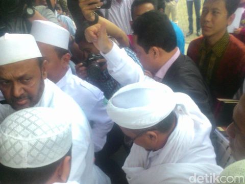Habib Rizieq Shihab mendatangi Bareskrim Polri untuk menjadi saksi ahli kasus Ahok, Kamis (3/11/2016)