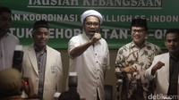 Ketua Umum Badan Koordinasi Mubaligh (Bakomubin) Indonesia mengangkat tangan di depan wartawan.