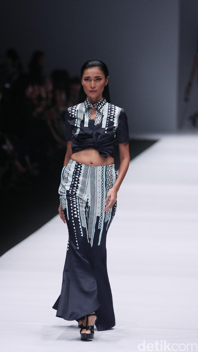 Bateeq by Michelle Tjokrosaputro. mengangkat tema Catena di Jakarta Fashion Week 2017. Senayan City. Jakarta. [Foto: Mohammad Abduh/Wolipop]