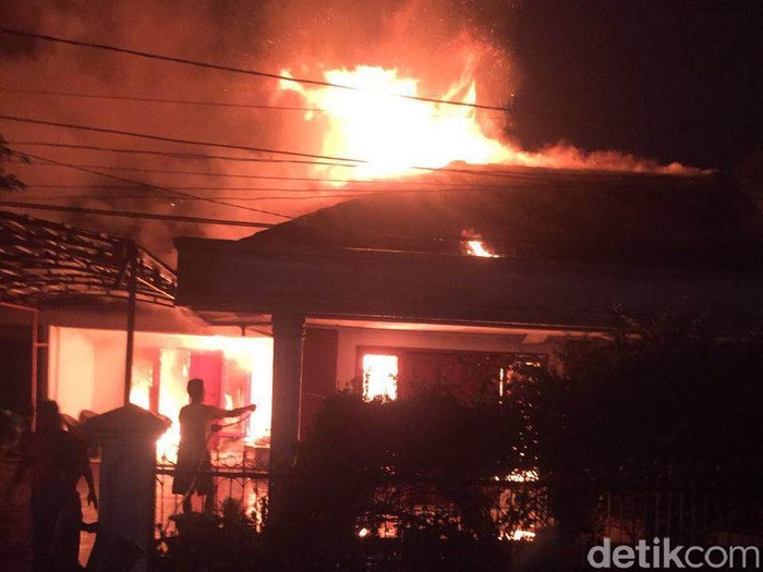 3 Rumah Terbakar di Utan Kayu Terbakar, 19 Mobil Pemadam Dikerahkan
