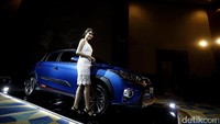 Seorang model berpose dengan Toyota Yaris Heykers.