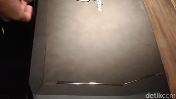 Sektor penyimpanan di Predator 21 X juga menjadi hal yang tak kalah bikin penasaran. Acer tak hanya membekali dengan satu tempat penyimpanan, tapi lima sekaligus. Empat slotnya disiapkan untuk mengenali SSD, sementara satu sisanya untuk HDD. Foto: yud/detikINET