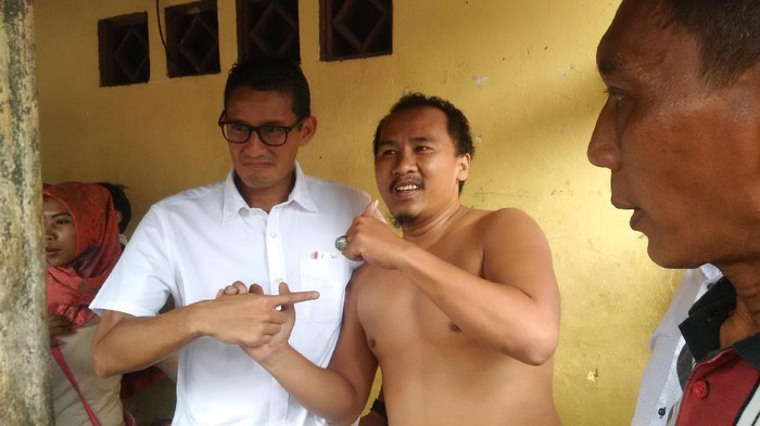 Tak Sempat Pakai Baju, Pria Ini Lari-lari Sapa Sandiaga