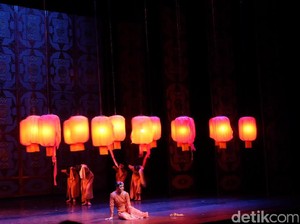 Pertunjukan Balet Tiongkok dan Kisah Lampion Merah