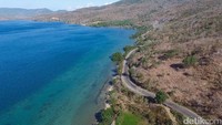 Traveler yang ingin jelajah Pulau Sumbawa dengan mobil atau motor, tentunya akan melewati jalan Trans Sumbawa ini. Panorama di kanan kirinya begitu indah. Asyiknya lagi, jalanannya mulus (Masaul/detikTravel)