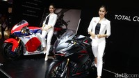 Honda CBR tampak gagah dengan SPG berbalut busana putih-putih.