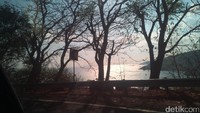Jalan Trans Sumbawa panjangnya sekitar 300 km dan masih dalam kondisi bagus. Perjalanan panjang pun akan terasa singkat sambil melihat dan memotret pemandangan yang tersaji (Masaul/detikTravel)
