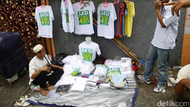 Massa Aksi Demo 4 November dari Daerah Terus Berdatangan di Istiqlal